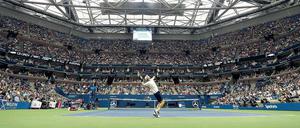 Wie steht’s eigentlich? Andy Murray (vorn) beklagte nach seinem Match gegen Marcel Granollers, dass es bei geschlossenem Dach deutlich lauter sei als bespielsweise in Wimbledon. Mitunter könnten die Tennisprofis nicht einmal den Stuhlschiedsrichter bei der Ansage des Spielstandes verstehen. 