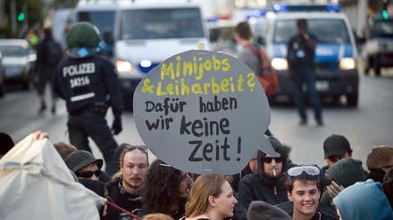 Demonstranten des linken Bündnisses Blockupy blockieren am 02.09.2016 in Berlin die Fahrbahn der Wilhelmstraße. 