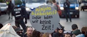 Demonstranten des linken Bündnisses Blockupy blockieren am 02.09.2016 in Berlin die Fahrbahn der Wilhelmstraße. 