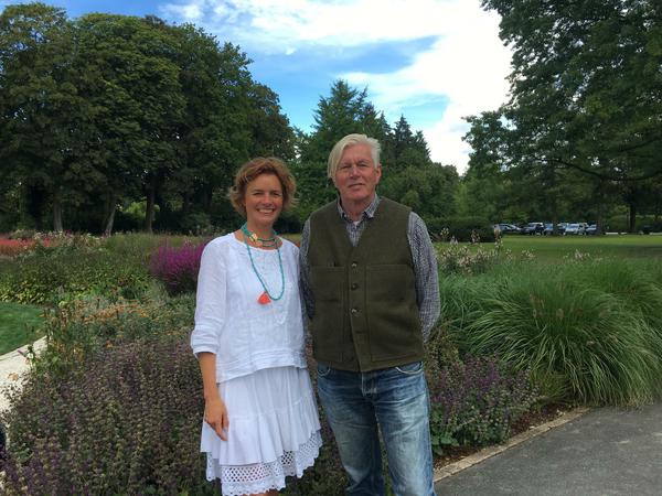 Piet Oudolf und Annabelle Gräfin von Oeynhausen-Sierstorpff im Gräflichen Park Bad Driburg