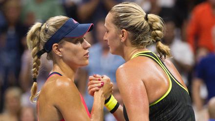 Angelique Kerber (l.) besiegt Petra Kvitova und zieht ins Viertelfinale der US Open.