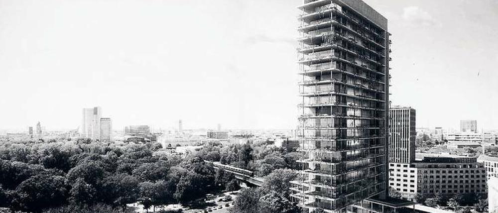 Schwebende Ebenen und ganz oben ein Restaurant mit Panoramabar und Dachgarten schlägt das Büro Chipperfield mit seinem Entwurf für einen 25 Stockwerke hohen Neubau am Tiergarten vor.