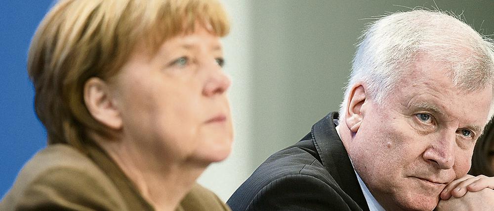 Bundeskanzlerin Angela Merkel (CDU, l) und der CSU-Vorsitzende Horst Seehofer.