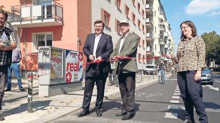 Feierlich. Verkehrssenator Geisel (links) und Stadtrat Panhoff eröffnen den Radweg an der Warschauer Straße. 