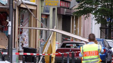 Ein Polizist sichert am 9. April 2004 in Köln die Spuren einer Explosion in der Keupstraße, wo bei einem Nagelbombenanschlag 22 Menschen verletzt worden waren. Der Vorsitzendes des NSU-Ausschusses Clemens Binninger geht davon aus, dass die rechtsterroristische Gruppe NSU Mittäter hatte.