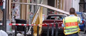 Ein Polizist sichert am 9. April 2004 in Köln die Spuren einer Explosion in der Keupstraße, wo bei einem Nagelbombenanschlag 22 Menschen verletzt worden waren. Der Vorsitzendes des NSU-Ausschusses Clemens Binninger geht davon aus, dass die rechtsterroristische Gruppe NSU Mittäter hatte.