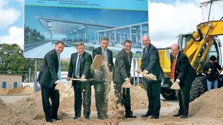 Frohes Anbuddeln. Diese sechs Herren glaubten 2006, die größten Probleme am BER schon hinter sich zu haben. Hartmut Mehdorn (2.v.l.) war damals als Bahnchef mit von der Partie. Später musste er selbst das Pannenprojekt managen.