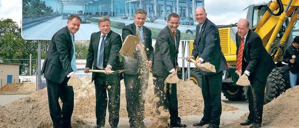 Frohes Anbuddeln. Diese sechs Herren glaubten 2006, die größten Probleme am BER schon hinter sich zu haben. Hartmut Mehdorn (2.v.l.) war damals als Bahnchef mit von der Partie. Später musste er selbst das Pannenprojekt managen.