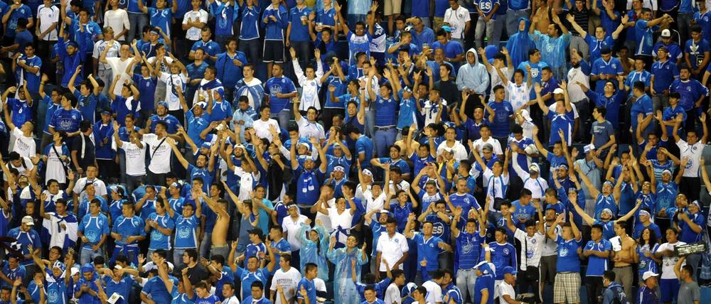 Fans von El Salvador feiern. 