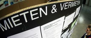 Wohnungsangebote am Schwarzen Brett in der Mensa der Ludwig-Maximilians-Universität in München.