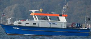 Das Streifenboot "Having" der Landespolizei Mecklenburg-Vorpommerns im Stettiner Haff. Dort suchen Taucher, DGzRS und Wasserschutzpolizei nach den Wrackteilen eines Flugzeugs vom Typ TB 20, das am Sonntag südlich der Insel Usedom vermutlich abgestürzt ist.