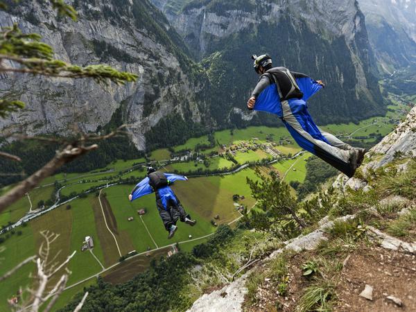 Lauterbrunnen, Paradies für Basejumper. Eiger, Mönch und Jungfrau lächeln ins Tal.
