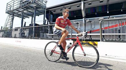 eater-Radl. Sebastian Vettel versucht vergeblich, sich den Querelen im italienischen Rennstall zu entziehen. In der Presse wird ihm selbst da Schuld zugeschoben, wo ihn ausnahmsweise keine trifft. 
