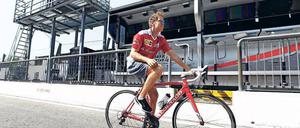 eater-Radl. Sebastian Vettel versucht vergeblich, sich den Querelen im italienischen Rennstall zu entziehen. In der Presse wird ihm selbst da Schuld zugeschoben, wo ihn ausnahmsweise keine trifft. 