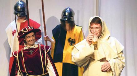 Ährensache. Bei „Shit-Faced Shakespeare“ muss sich ein Schauspieler vor der Vorführung volllaufen lassen. Dann wird gespielt, so vernünftig wie noch möglich. 