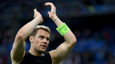 Locker am Handgelenk. Manuel Neuer steht die Kapitänsbinde gut.