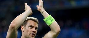 Locker am Handgelenk. Manuel Neuer steht die Kapitänsbinde gut. 