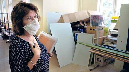 Nur mit Maske. Eine Lehrerin schützt sich vor dem Staub in der Luft.