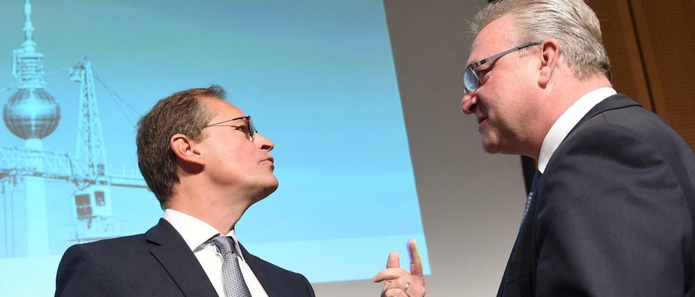 Sie reden nicht nur übereinander ("Henkel-CDU"), sondern auch miteinander. Müller (links) und Henkel am Montagmorgen.
