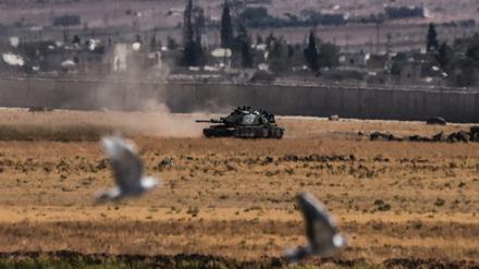 Ein türkischer Panzer kehrt nahe der Stadt Elbeyli von seinem Einsatz gegen den IS in der südlichen Grenzregion von Kilis zurück.