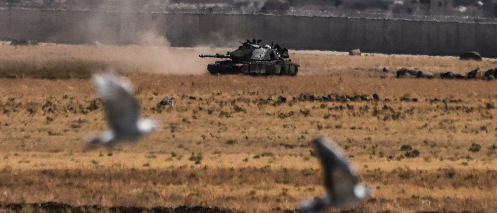 Ein türkischer Panzer kehrt nahe der Stadt Elbeyli von seinem Einsatz gegen den IS in der südlichen Grenzregion von Kilis zurück.