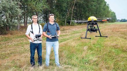 Volle Drohnung: Phillip Strauch (rechts), Thomas Hebestreit und der Hexacopter. 