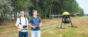 Volle Drohnung: Phillip Strauch (rechts), Thomas Hebestreit und der Hexacopter. 