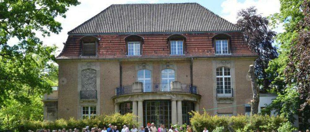Die Villa an der Ulmenallee 35, hier im Juni mit Teilnehmern eines "Kiezspaziergangs" des Bezirksamts.