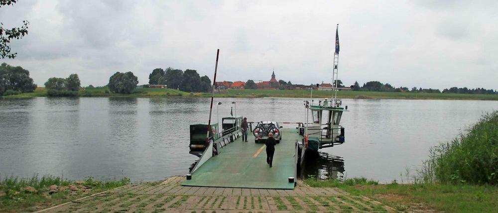Die Fähre Ilka verkehrt auf der Elbe zwischen Brandenburg und Niedersachsen, auf dem jenseitigen Ufer liegt Schnackenburg