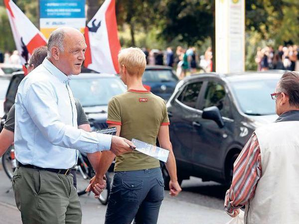 Hans-Joachim Berg teilt AfD-Wahlwerbung aus.