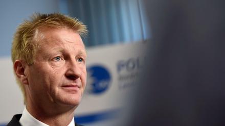 Ralf Jäger (SPD), Innenminister von Nordrhein-Westfalen, will die Zusammenarbeit mit dem Islamverband Ditib bei dem Präventionsprogramm "Wegweiser", mit dem Jugendliche vor dem Abdriften in den gewaltbereiten Salafismus geschützt werden sollen, nicht fortsetzen.