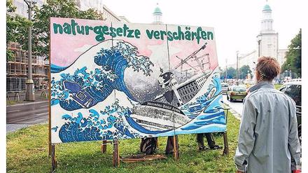 Politik als Happening. Die Bergpartei, die sich auch „ÜberPartei“ nennt, präsentiert sich mit einem Aufsteller auf der Frankfurter Allee
