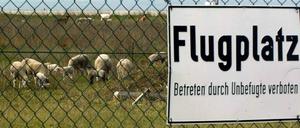 Der einstige sowjetische Militärflughafen ist für 60 Millionen Euro aufgepäppelt worden - jetzt ist er zu.