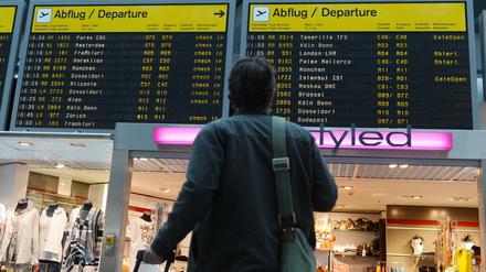 Ungeduldiger Blick zur Infotafel. Durch die Pannen in Tegel verspäteten sich auch einige Abflüge. 