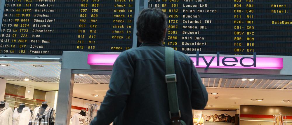 Ungeduldiger Blick zur Infotafel. Durch die Pannen in Tegel verspäteten sich auch einige Abflüge.