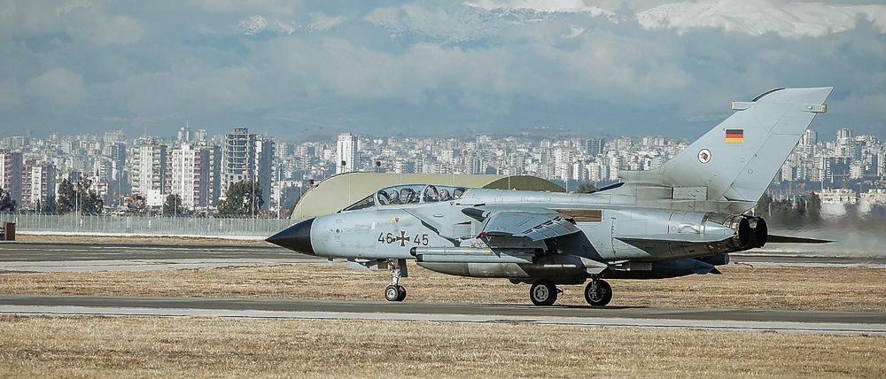 Ein Tornado der Luftwaffe der Bundeswehr in Incirlik (Türkei).
