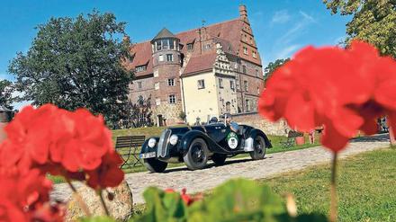 Blaublut. Leopold Prinz von Bayern gibt mit 73 noch gern Gas. Er sitzt in einem BMW 328 von 1937. 