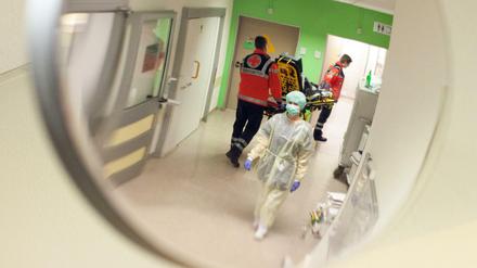 Im Notfall muss es schnell gehen. Doch in den Notaufnahmen der Krankenhäusern drängen sich immer mehr Patienten mit Bagatellerkrankungen.