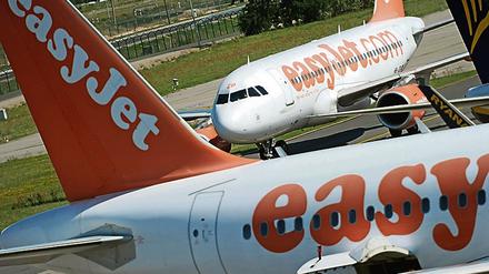 Flugzeuge der britischen Fluggesellschaft Easyjet rollen über den Flughafen Schönefeld.
