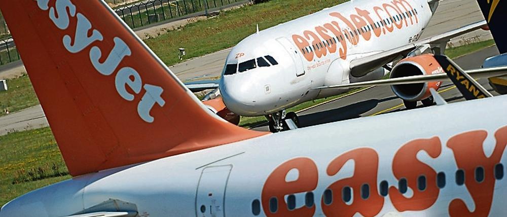 Flugzeuge der britischen Fluggesellschaft Easyjet rollen über den Flughafen Schönefeld.