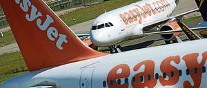 Flugzeuge der britischen Fluggesellschaft Easyjet rollen über den Flughafen Schönefeld.