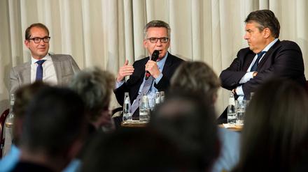 Bundesverkehrsminister Alexander Dobrindt (CSU, l-r), Bundesinnenminister, Thomas de Maiziere (CDU), und Bundeswirtschaftsminister, Sigmar Gabriel (SPD), sitzen auf einem Podium des Netzpolitischen Forums. 