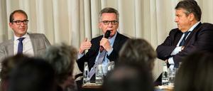 Bundesverkehrsminister Alexander Dobrindt (CSU, l-r), Bundesinnenminister, Thomas de Maiziere (CDU), und Bundeswirtschaftsminister, Sigmar Gabriel (SPD), sitzen auf einem Podium des Netzpolitischen Forums. 