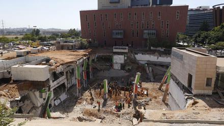 Rettungskräfte sind an der eingestürzten Tiefgarage in Tel Aviv im Einsatz.