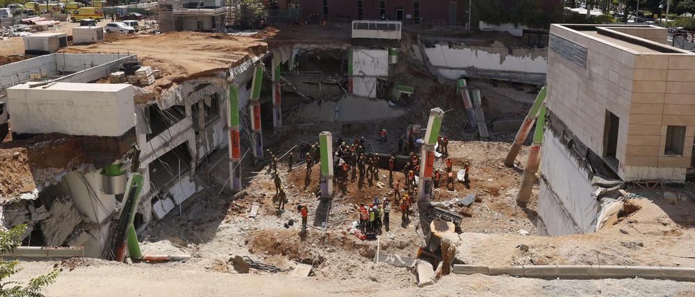 Rettungskräfte sind an der eingestürzten Tiefgarage in Tel Aviv im Einsatz.