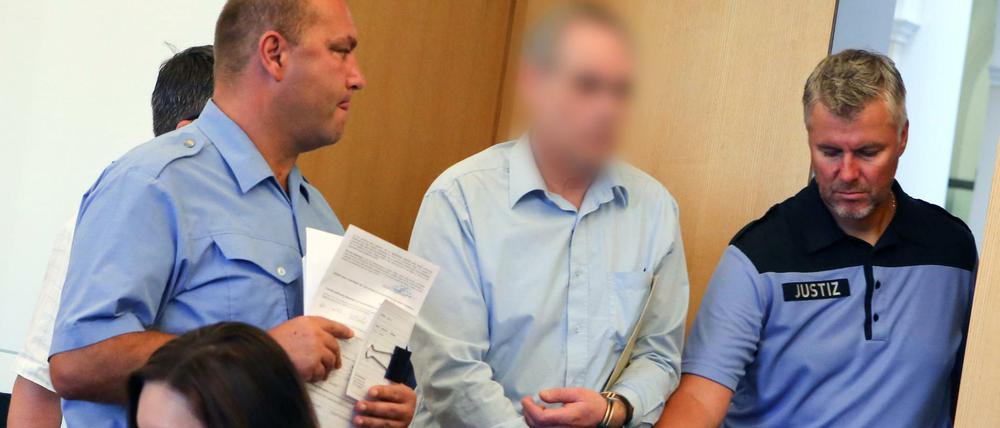 Einer der beiden am Montag verurteilten Täter (Mitte) im Fall der ermordeten 17-jährigen Anneli wird in das Landgericht in Dresden geführt.
