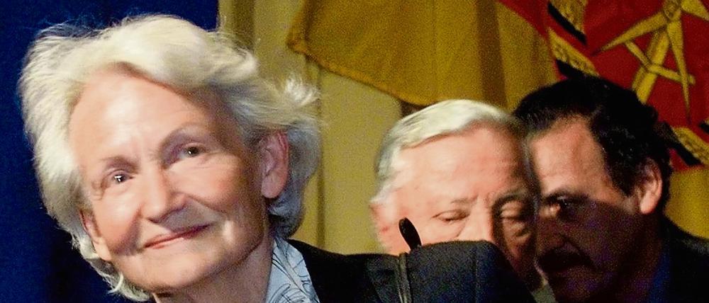 Margot Honecker im Oktober 2000 während einer Veranstaltung in Chile aus Anlass des Erscheinens eines Buches über sie, das der frühere Generalsekretär der KP Chiles, Luis Corvalan, über sie geschrieben hatte.