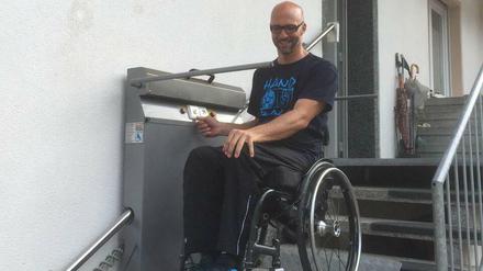 Olaf Schepp ist seit seinem Unfall gelähmt. Die Berufsgenossenschaft Holz und Metall kümmerte sich auch um den Umbau seines Hauses.