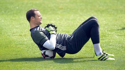 Dehnen fürs Amt. Manuel Neuer will die Politik der flache Hierarchie fortleben lassen.