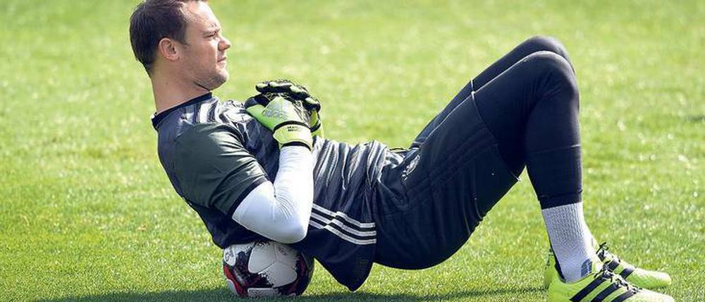 Dehnen fürs Amt. Manuel Neuer will die Politik der flache Hierarchie fortleben lassen.